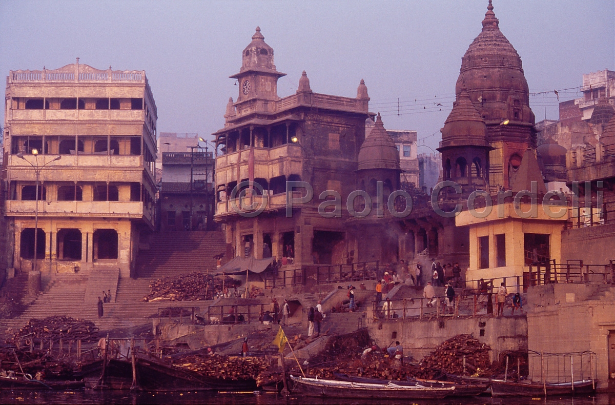 Manikarnika Burning Ghat, Varanasi (Benares), India
 (cod:India 41)